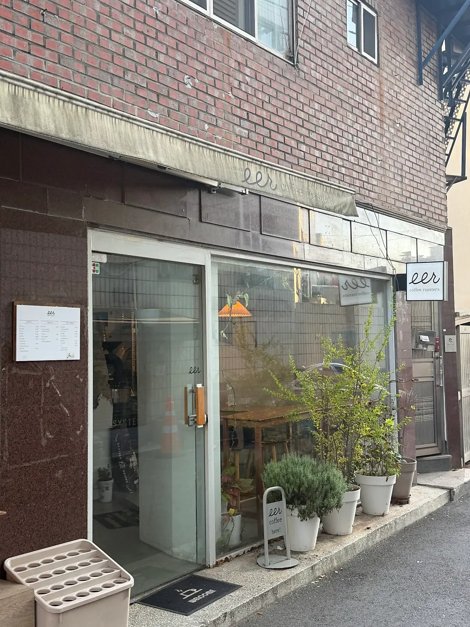 이어커피로스터스 공덕점 입구 주변 모습