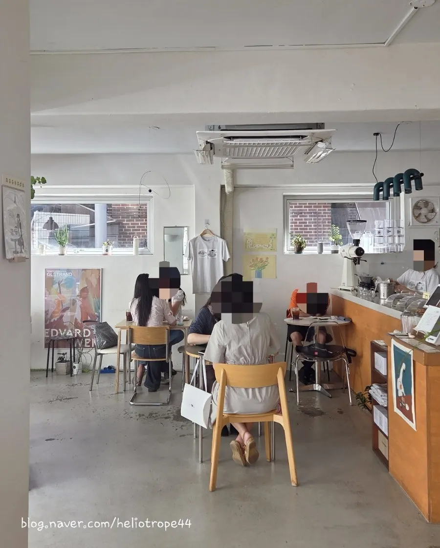 로스터리 카페 카운터 앞 공간