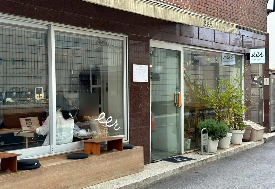 Exterior of Ieo Coffee Roasters Gongdeok Branch in an alley off the Gyeongui Line Forest Trail
