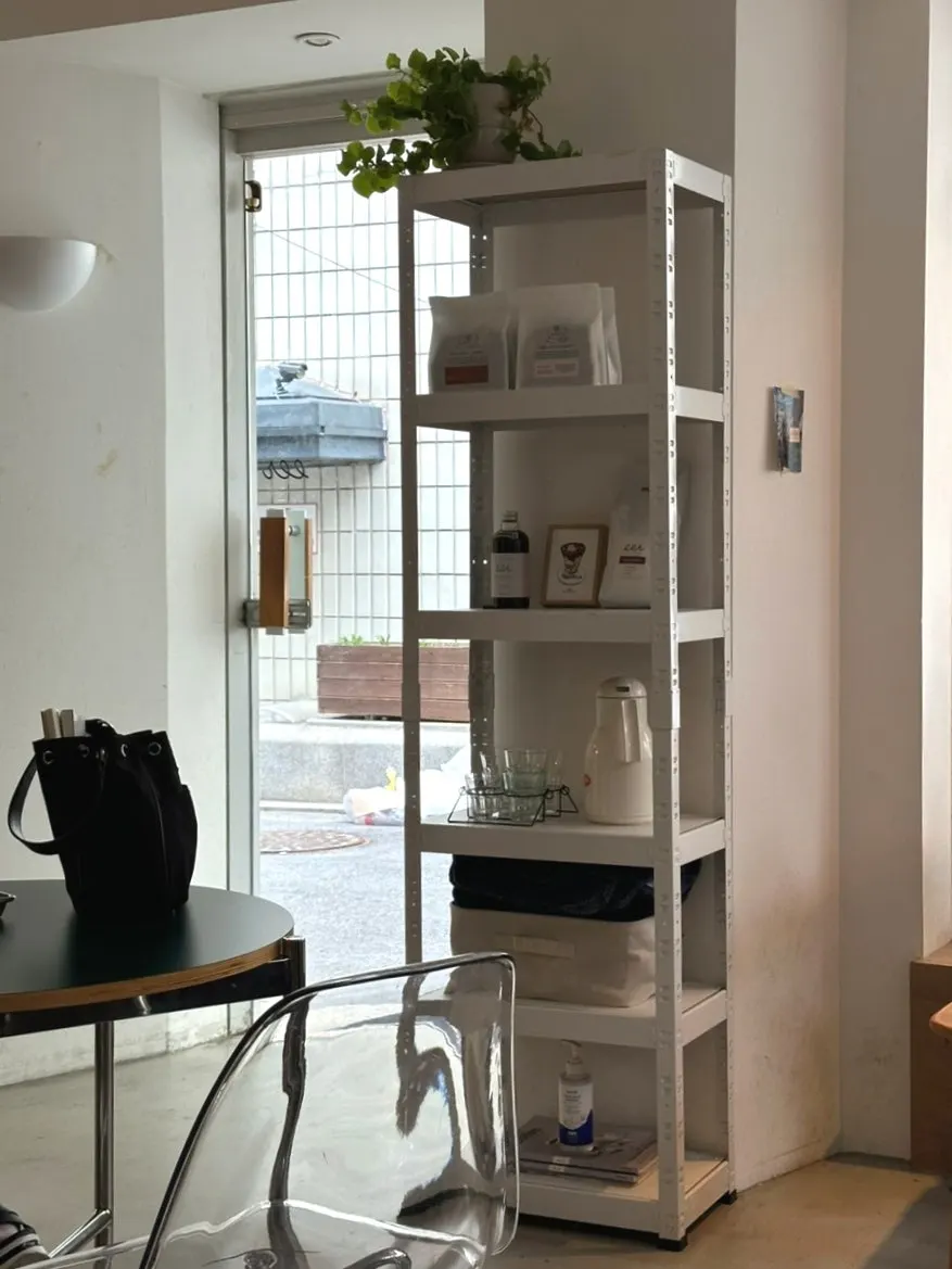 Interior design of the Gongdeok café Ieo Coffee Roasters