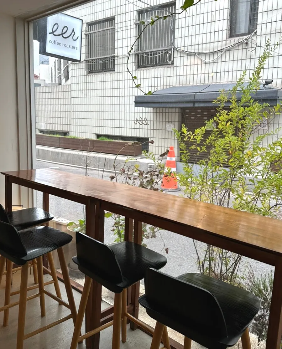 Seating with a view of the window at Ieo Coffee Roasters Gongdeok Branch