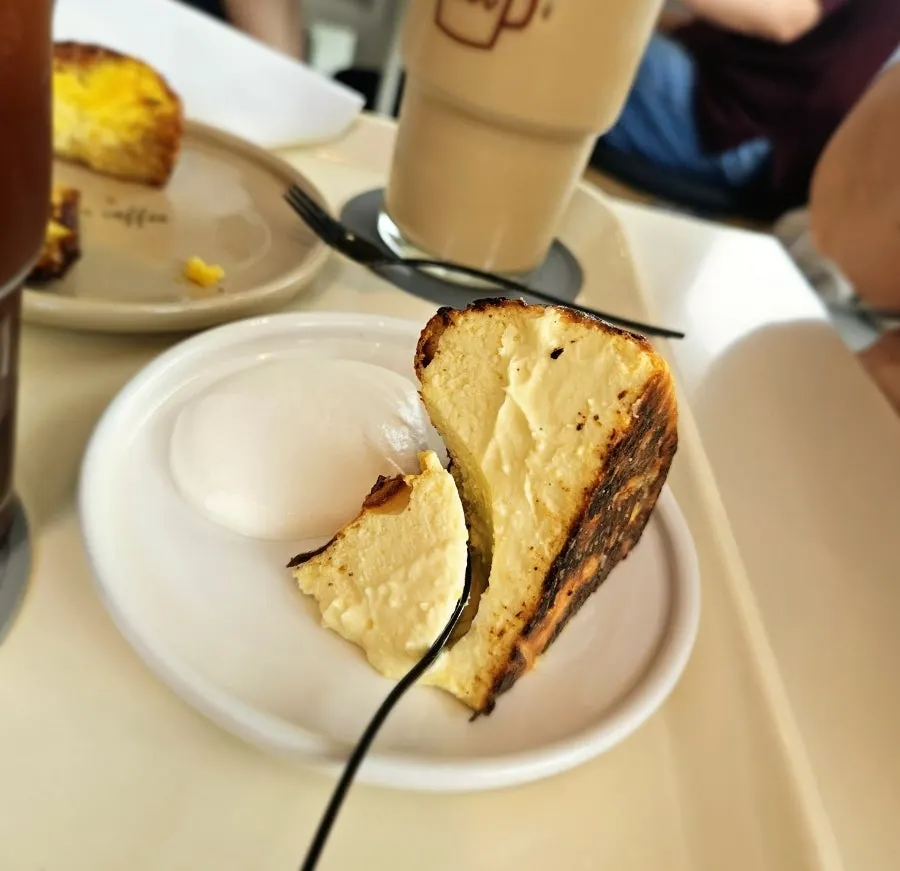 Coffee and desserts at Ieo Coffee Roasters Gongdeok Branch