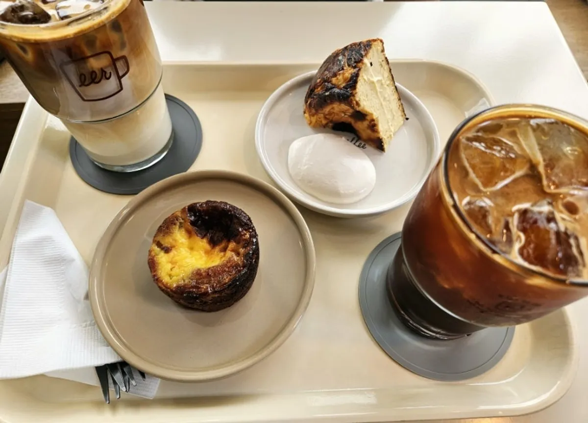 Coffee and dessert on the table at Ieo Coffee Roasters Gongdeok Branch