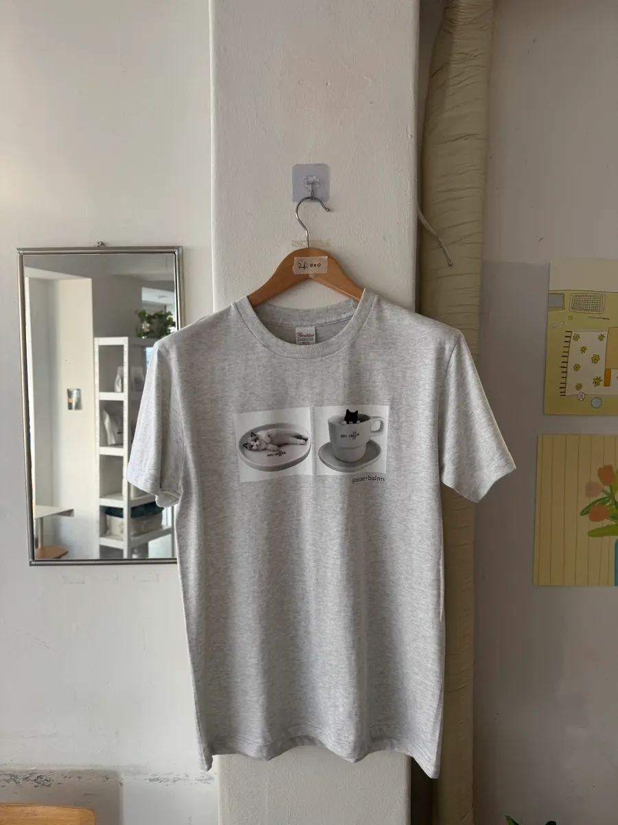 아기자기한 카페 인테리어와 판매용 티셔츠