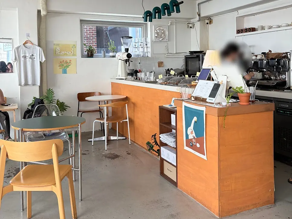 커피 내리는 오리 소품이 있는 내부