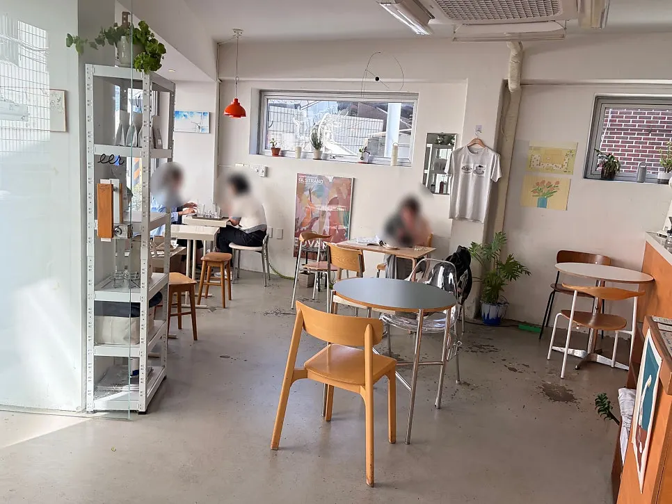 아기자기한 소품으로 꾸며진 카페 내부