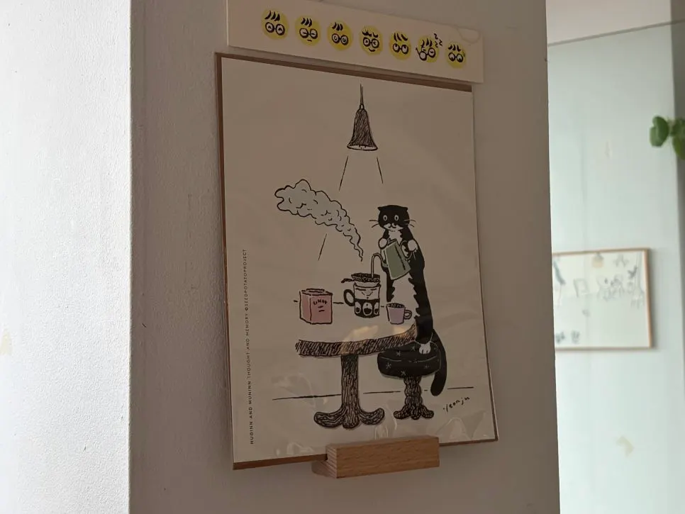 음료와 디저트가 놓인 테이블