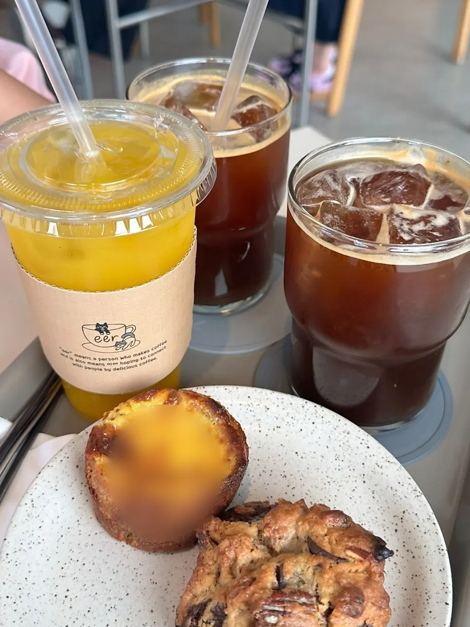 음료 세 잔과 디저트를 올린 테이블