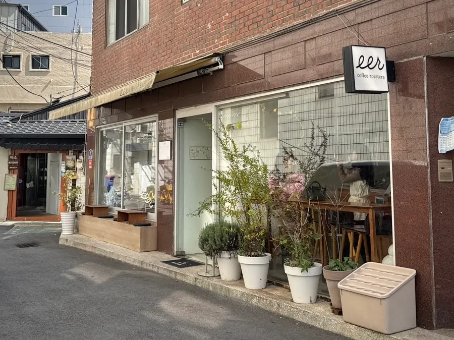 Exterior of Ieo Coffee Roasters on Baekbeom-ro 24-gil in Gongdeok