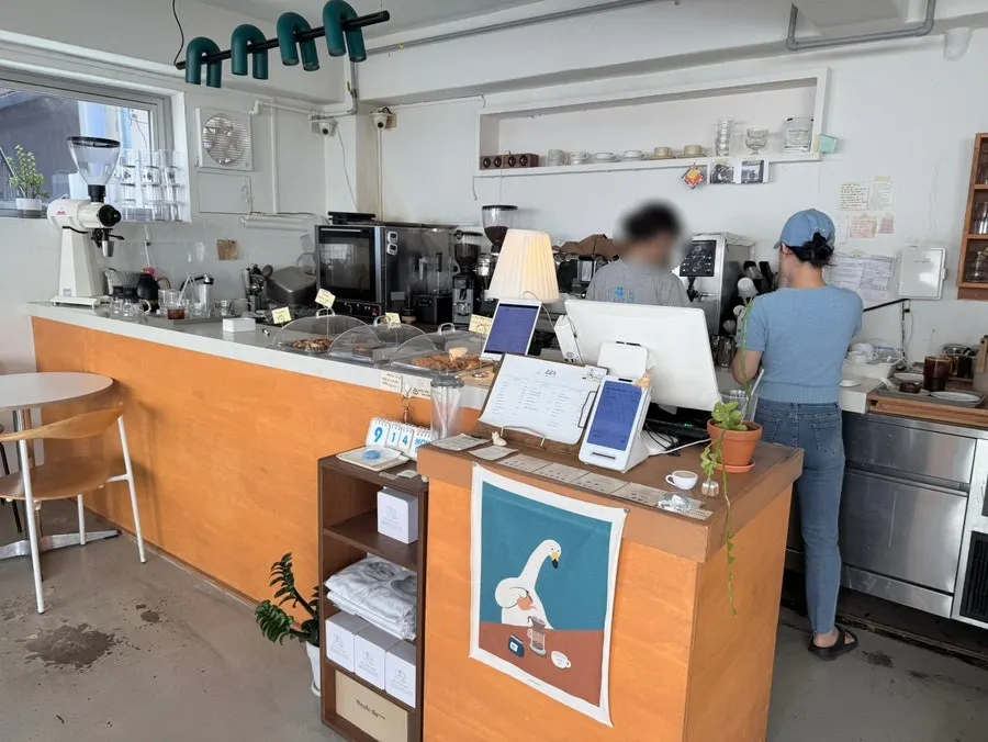 Indoor interior of Ieo Coffee Roasters Gongdeok Branch