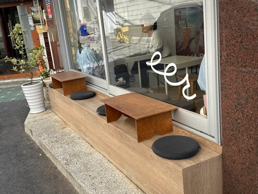 Outdoor seating at Ieo Coffee Roasters Gongdeok Branch
