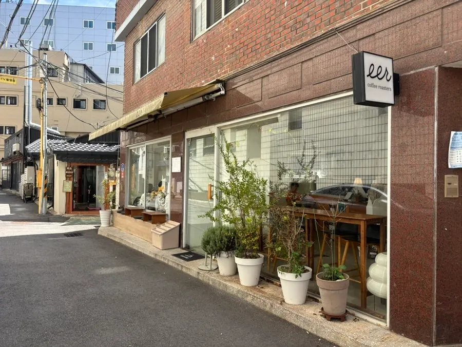 Exterior of Ieo Coffee Roasters Gongdeok Branch tucked inside an alley