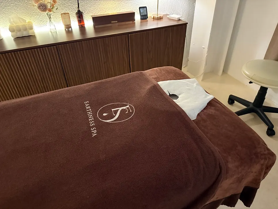 Treatment bed before the start of the 60-minute body care