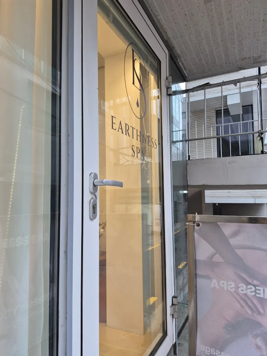 어스니스파 강남본점 1층 출입구