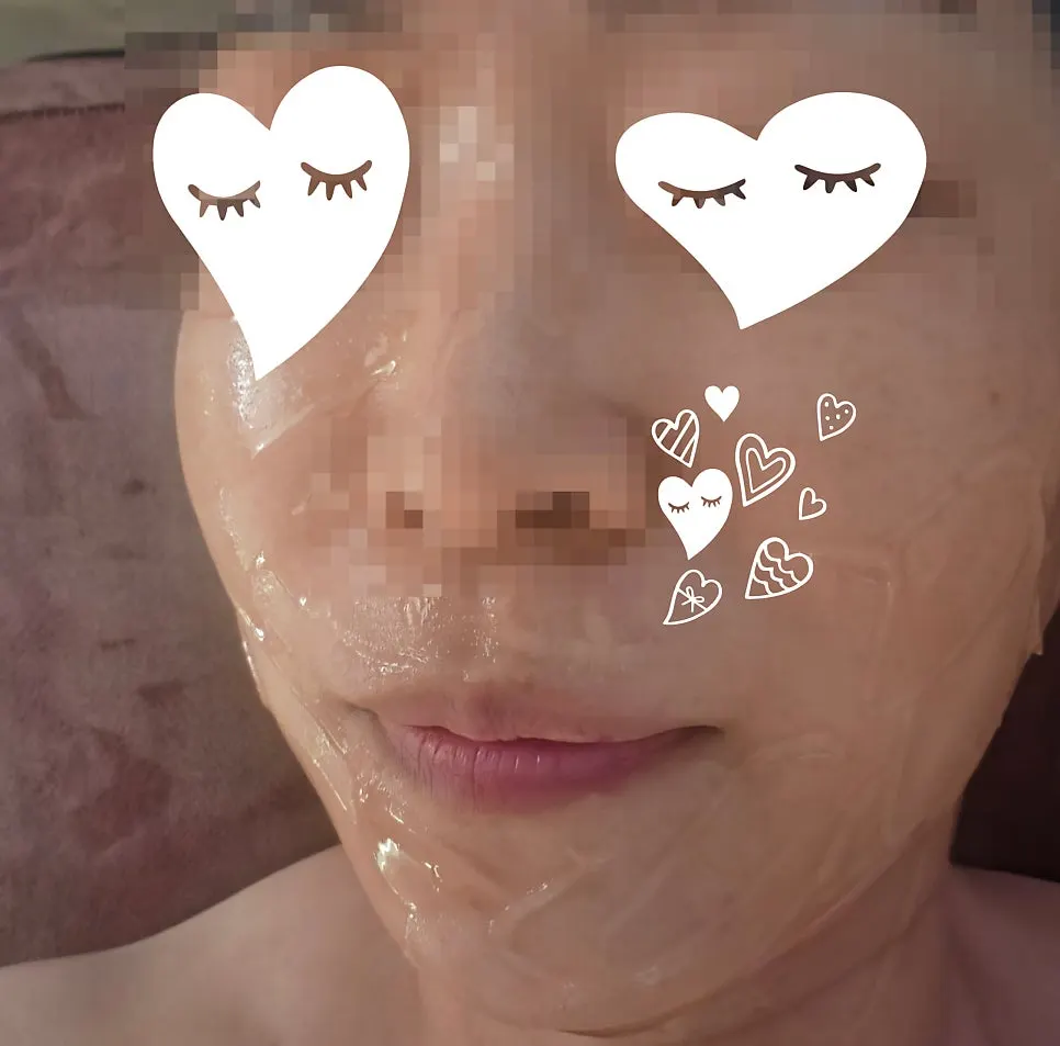 얼굴을 덮은 풍성한 거품 효소
