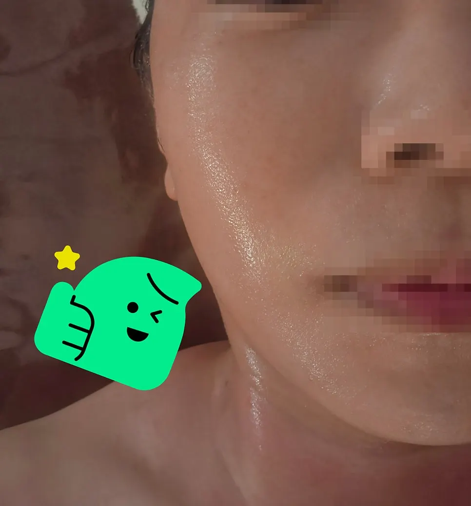 등 뭉친 부위를 풀어주는 관리 장면