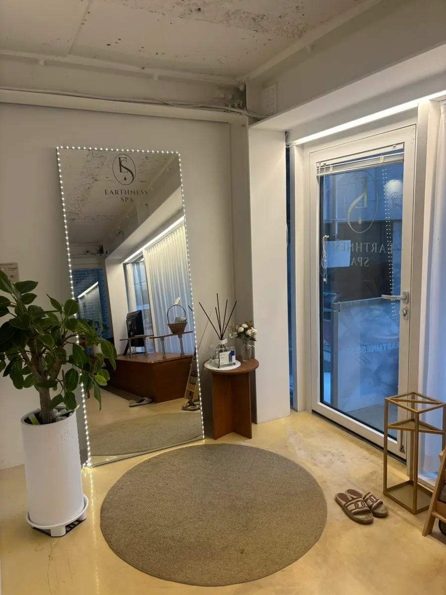 Interior of Eoseuni Spa decorated in wood tones