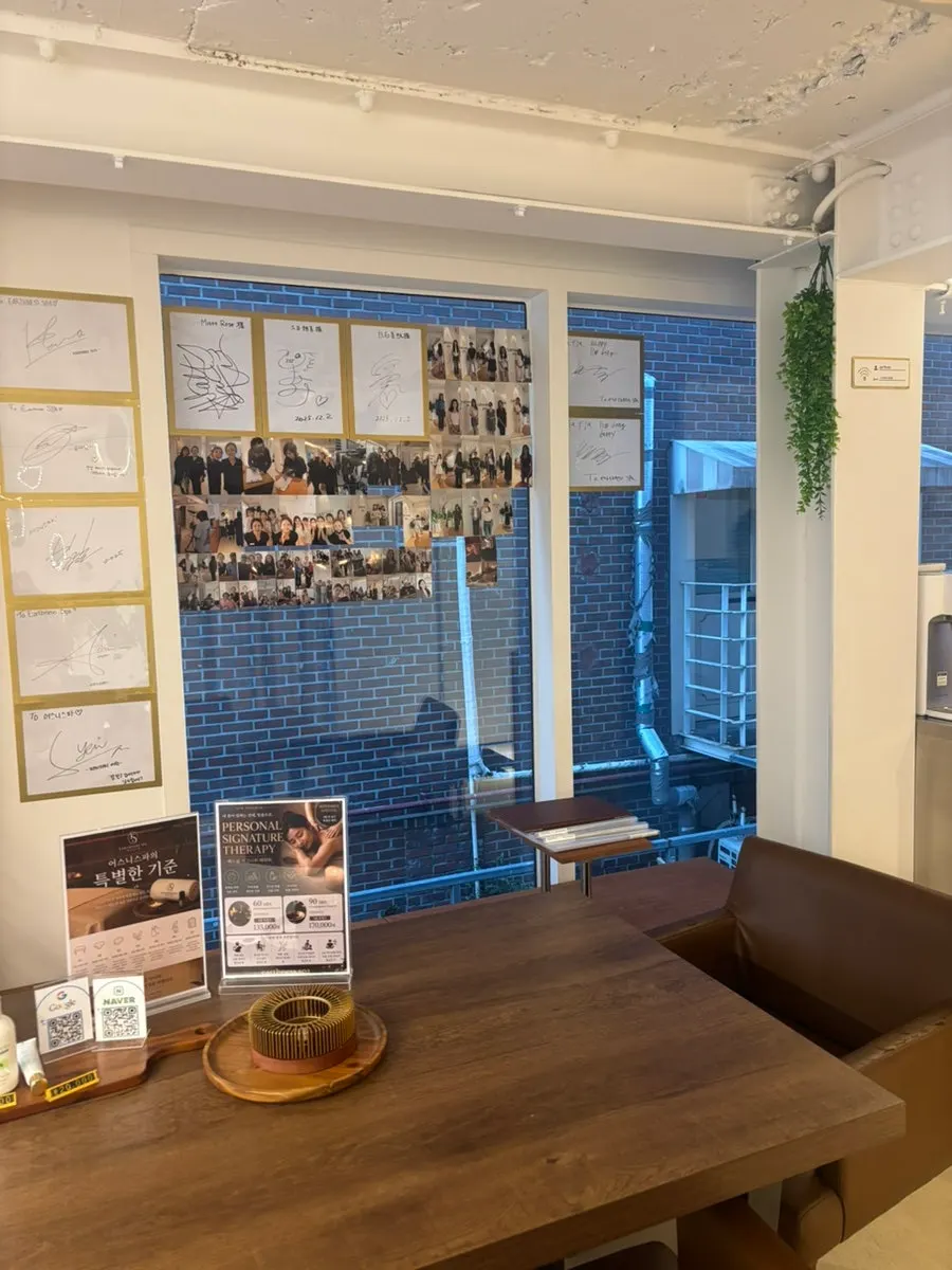 Autographs displayed at Eoseuni Spa Gangnam Main Branch