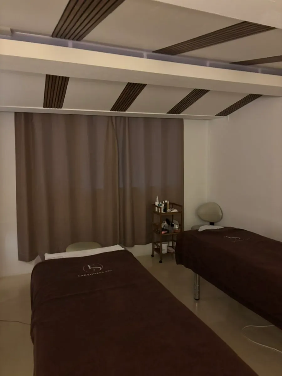 Two-bed treatment room suitable for couples or friends