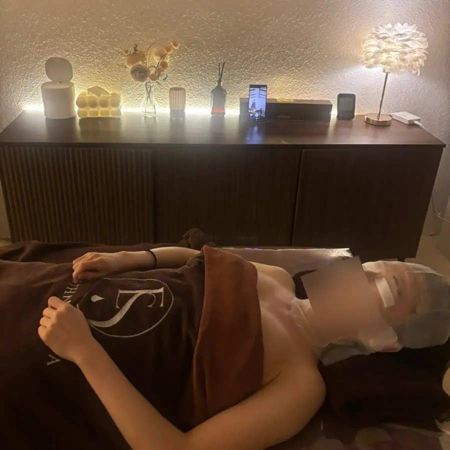 Receiving décolleté and shoulder treatment