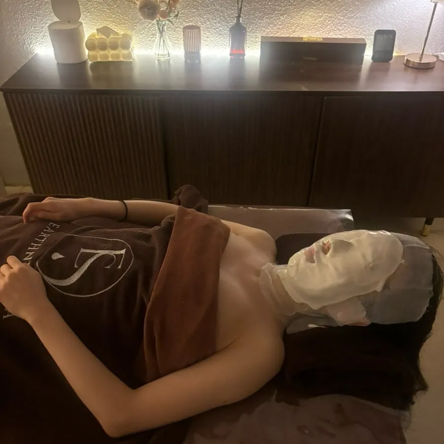 Finishing the facial with a modeling pack