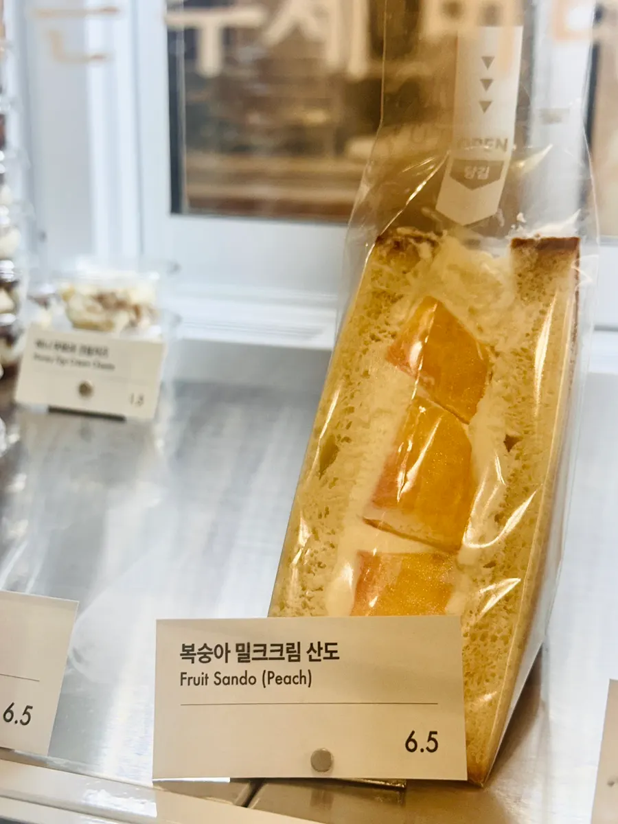 플레인·블루베리·피칸·허니무화과 크림치즈 진열