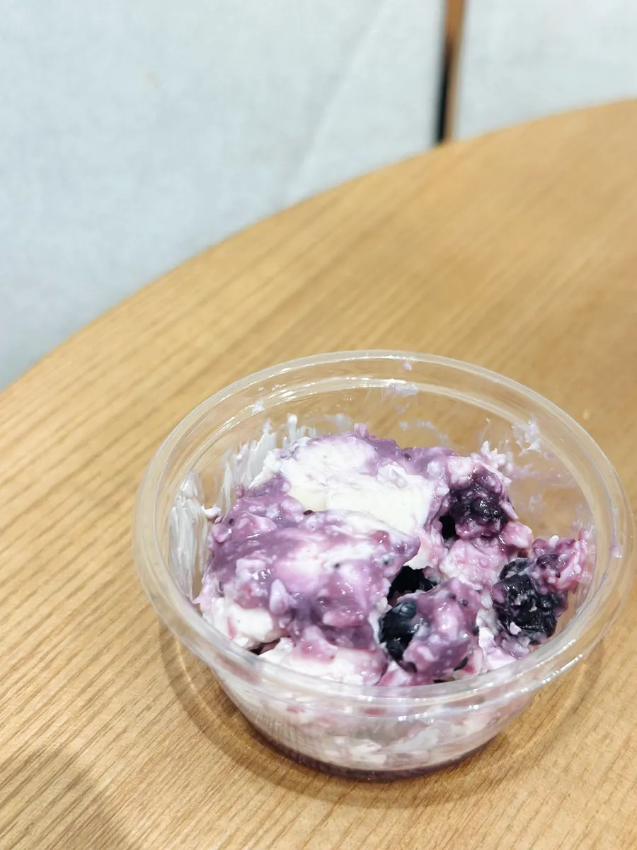 블루베리 크림치즈를 바른 생식빵 한 조각