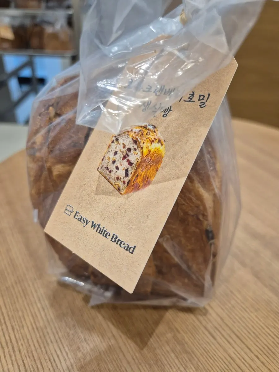 Bread being cut to the ordered thickness