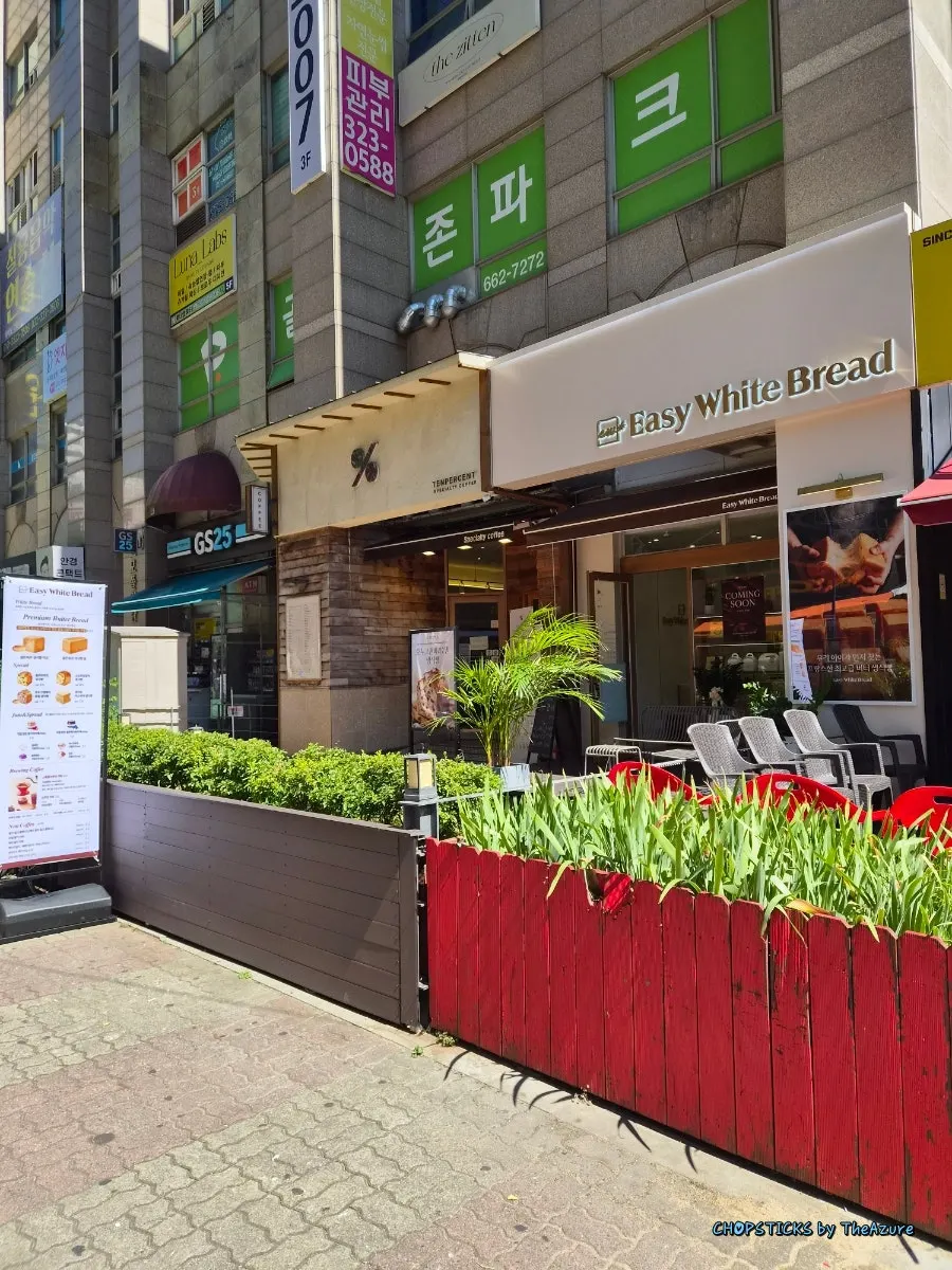 Street view of Bucheon Sinjung-dong on a good day for bread shopping