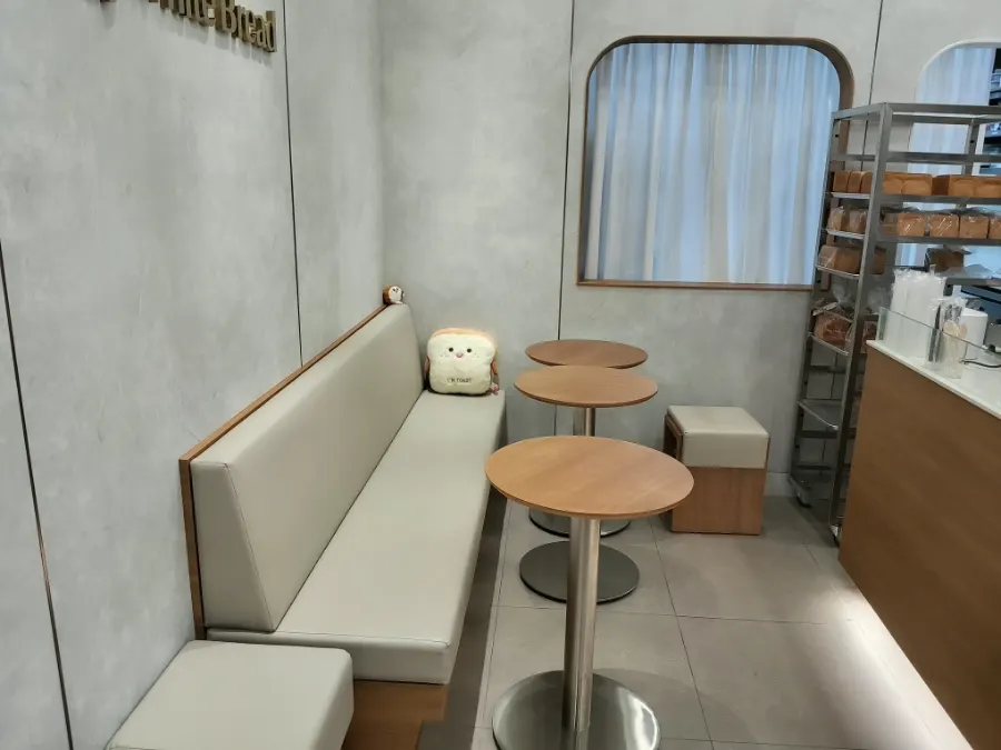 小さくこぢんまりとしたイージーホワイトブレッド新中洞店の店内全景