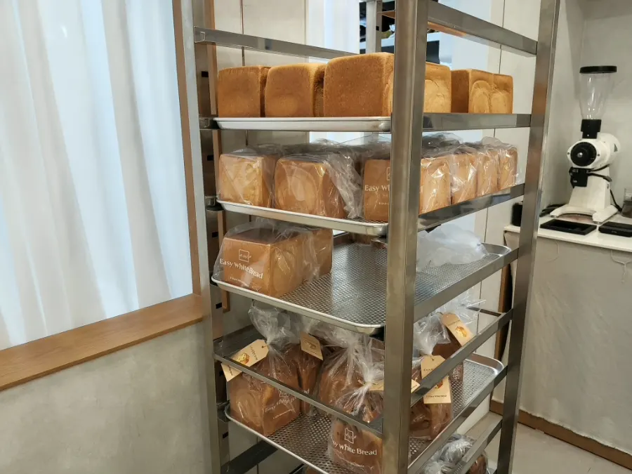 陳列棚に置かれたクルミクランベリーライ麦のハーフサイズ食パン