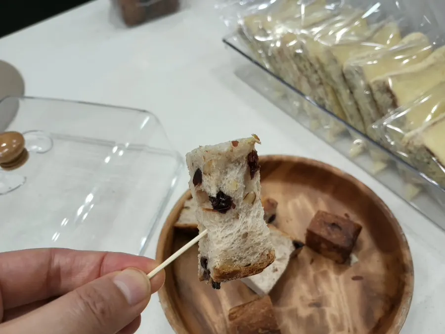 密度のある層が見える生食パンの試食一切れ