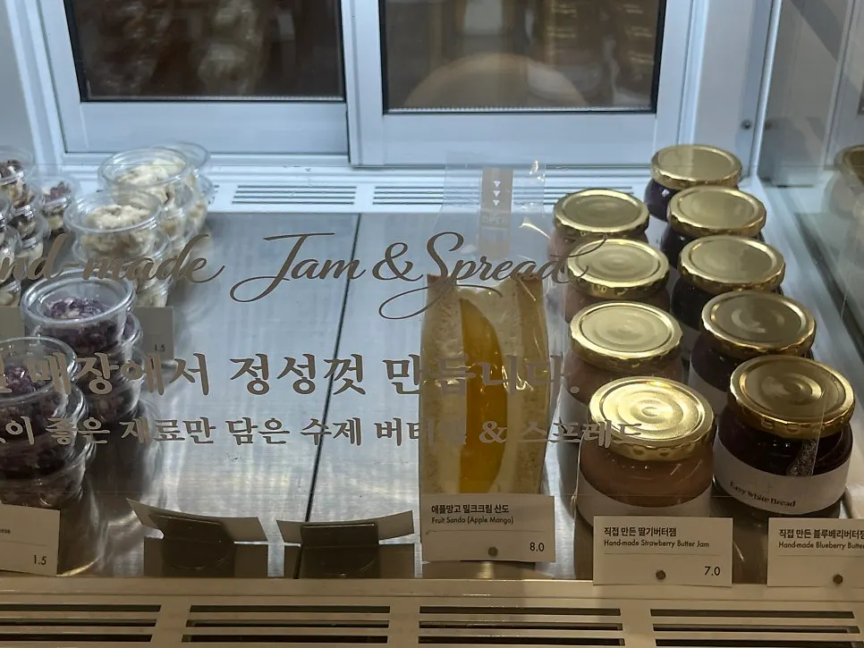 빵을 고를 수 있는 매장 쇼케이스