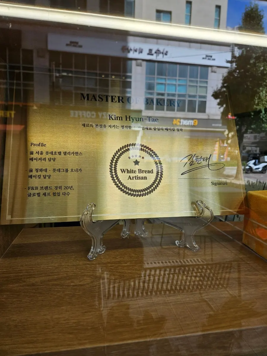 Showcase displaying fresh milk breads
