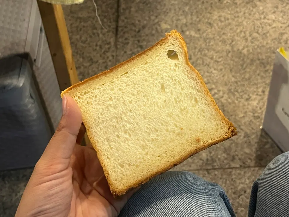 결이 보이는 골든뵈르 생식빵 단면