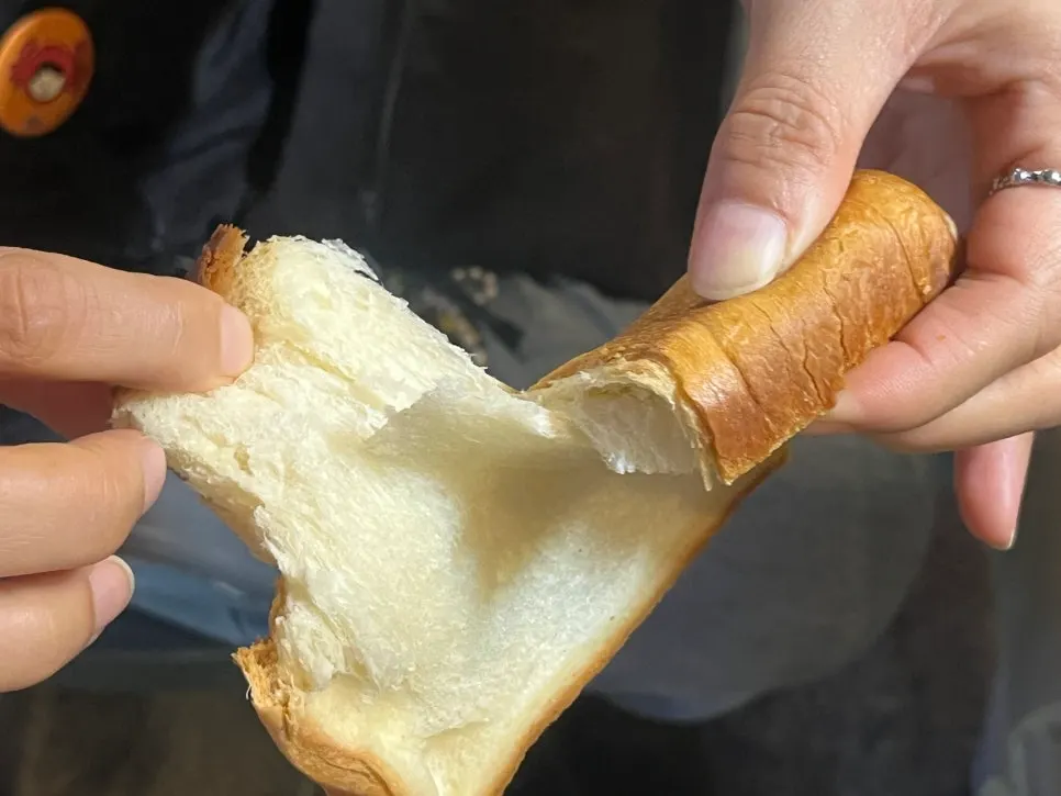 쫀득하게 늘어나는 생식빵 조각
