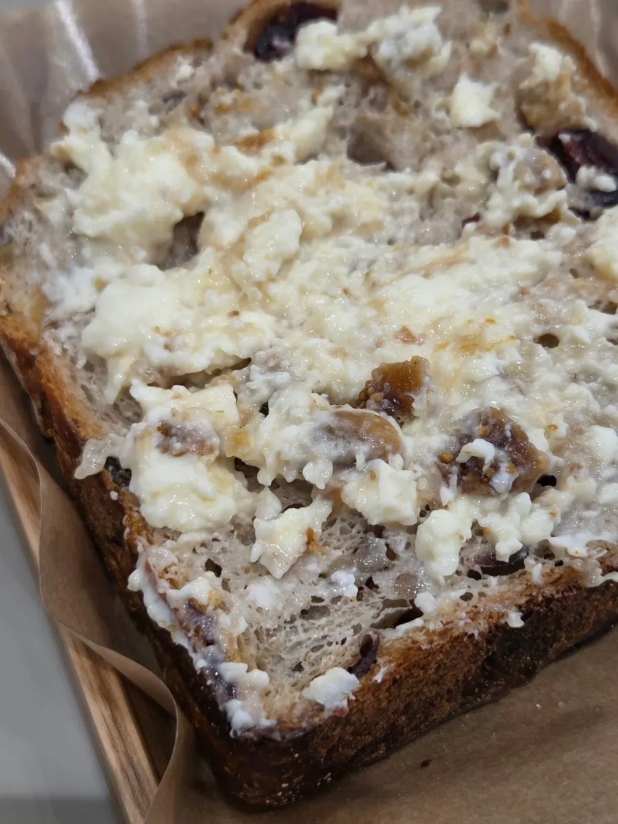 Soft, non-coarse texture of the rye milk bread
