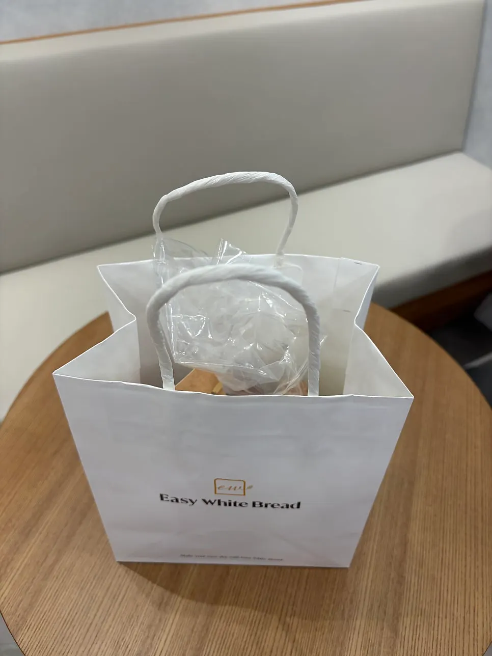포장해 온 올리브치즈 생식빵과 생크림카스테라