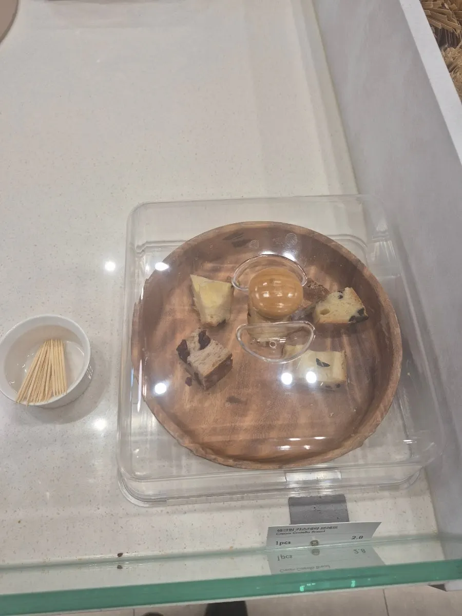 The tiny one-pyeong dining area of Easy White Bread