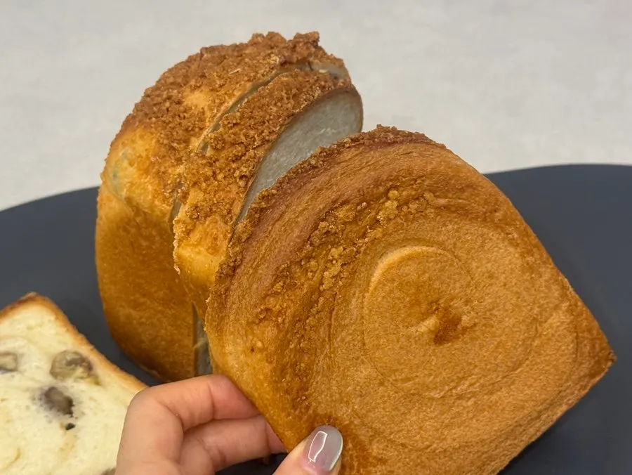 소보로가 붙은 찰떡 생식빵 한 조각
