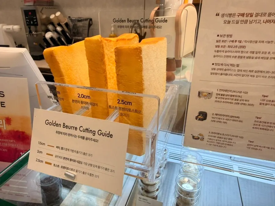 Bread display case with thickness-cutting guide