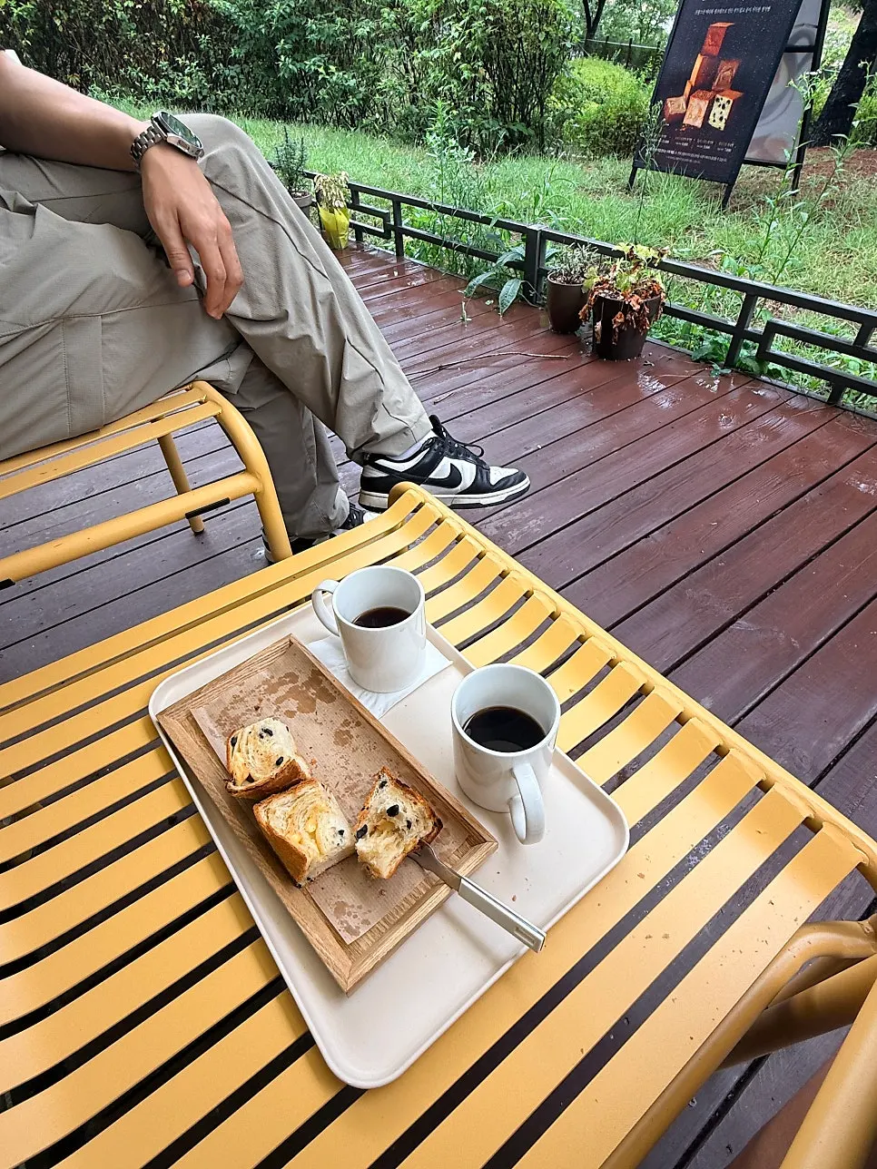 Acidic brewing coffee paired with milk bread