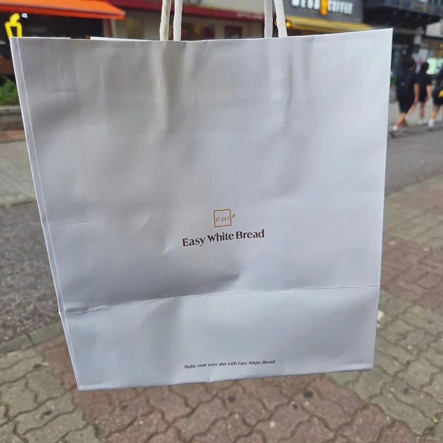 포장한 식빵이 담긴 쇼핑백