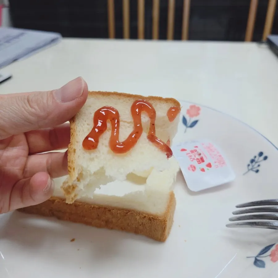 딸기잼 바른 식빵 한 조각 클로즈업