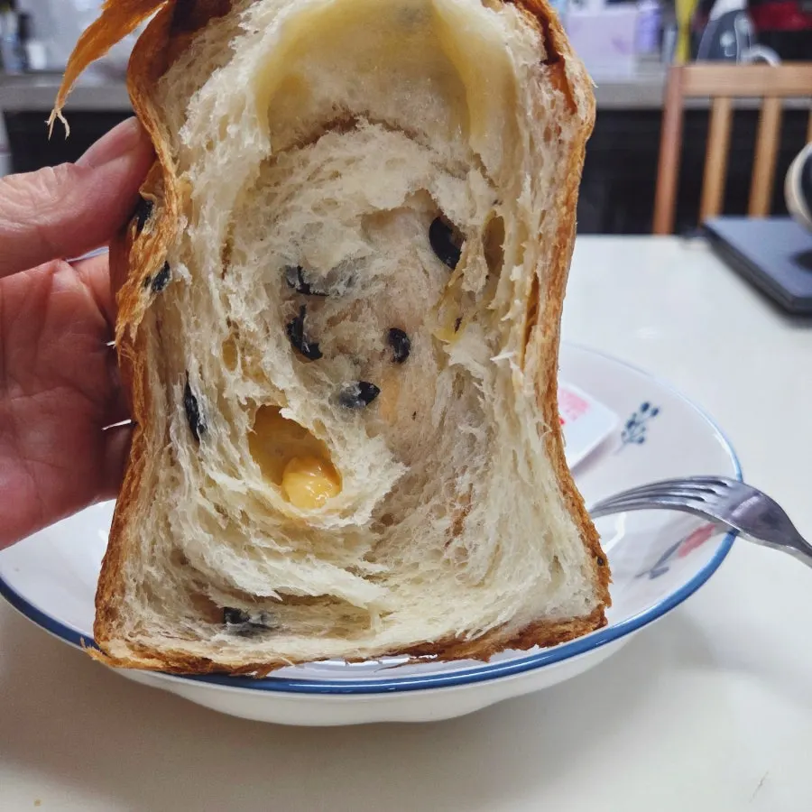컷팅 없이 포장된 올리브치즈 생식빵
