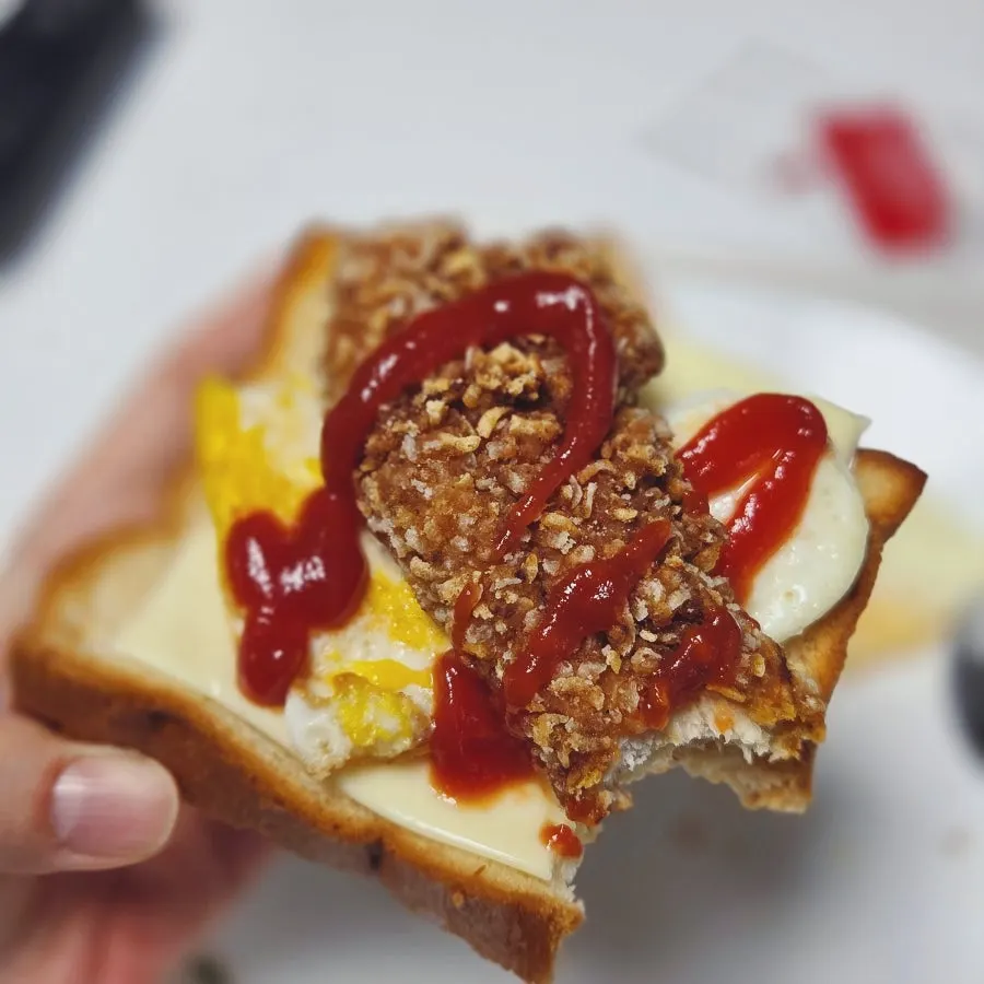 치킨과 계란후라이를 올린 식빵 샌드위치