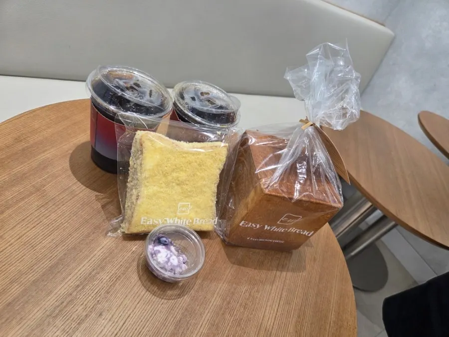 リボンで結ばれた生食パンの包装とアイスアメリカーノ2杯