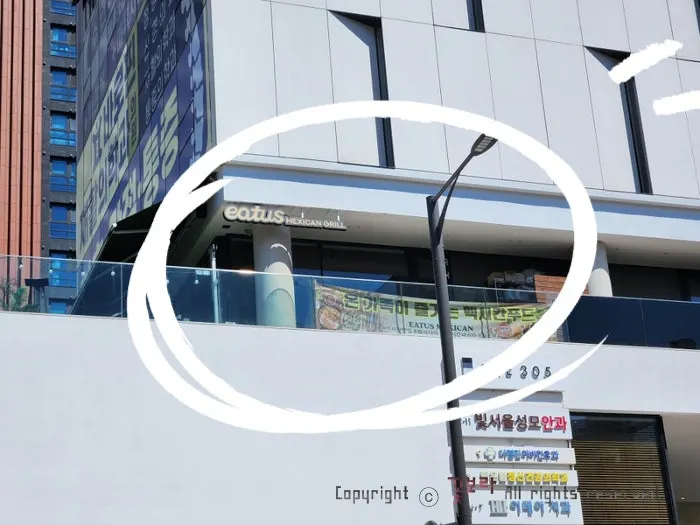 외대앞역 인근 이터스 멕시칸 외대점 입구 주변