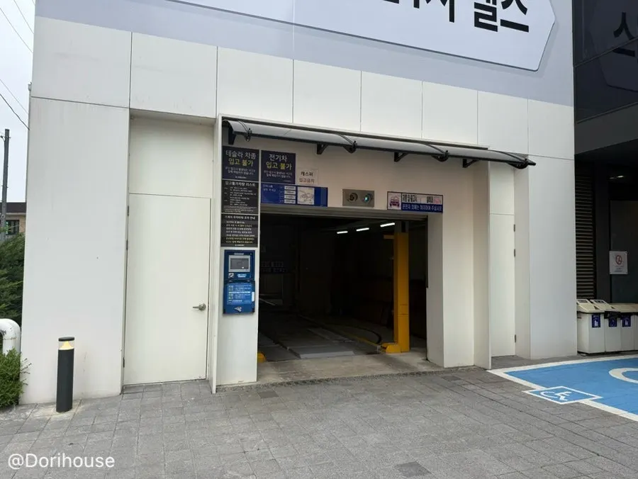엘리베이터 앞 화장실 안내