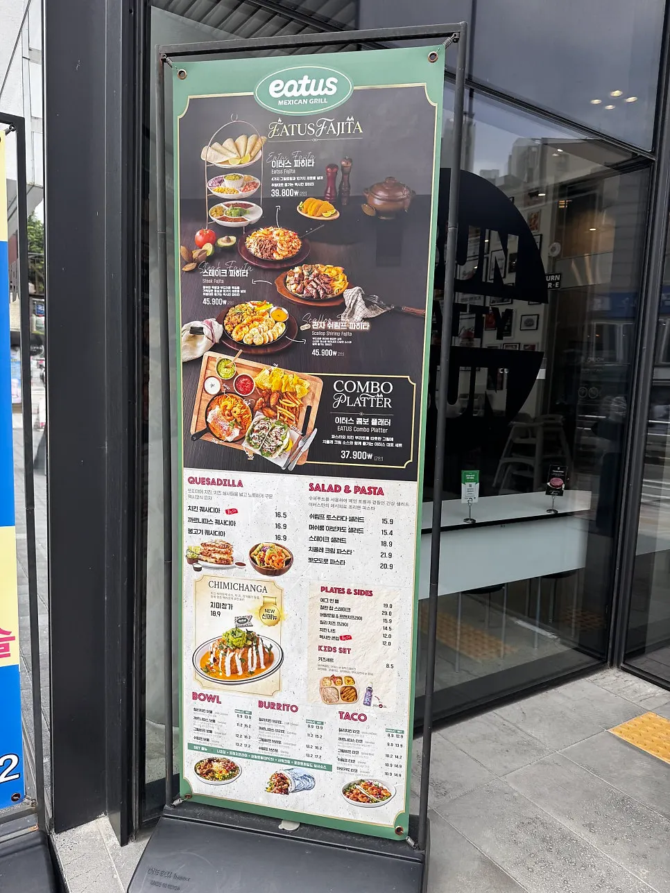 건물 앞에 세워진 이터스 멕시칸 메뉴 표지판